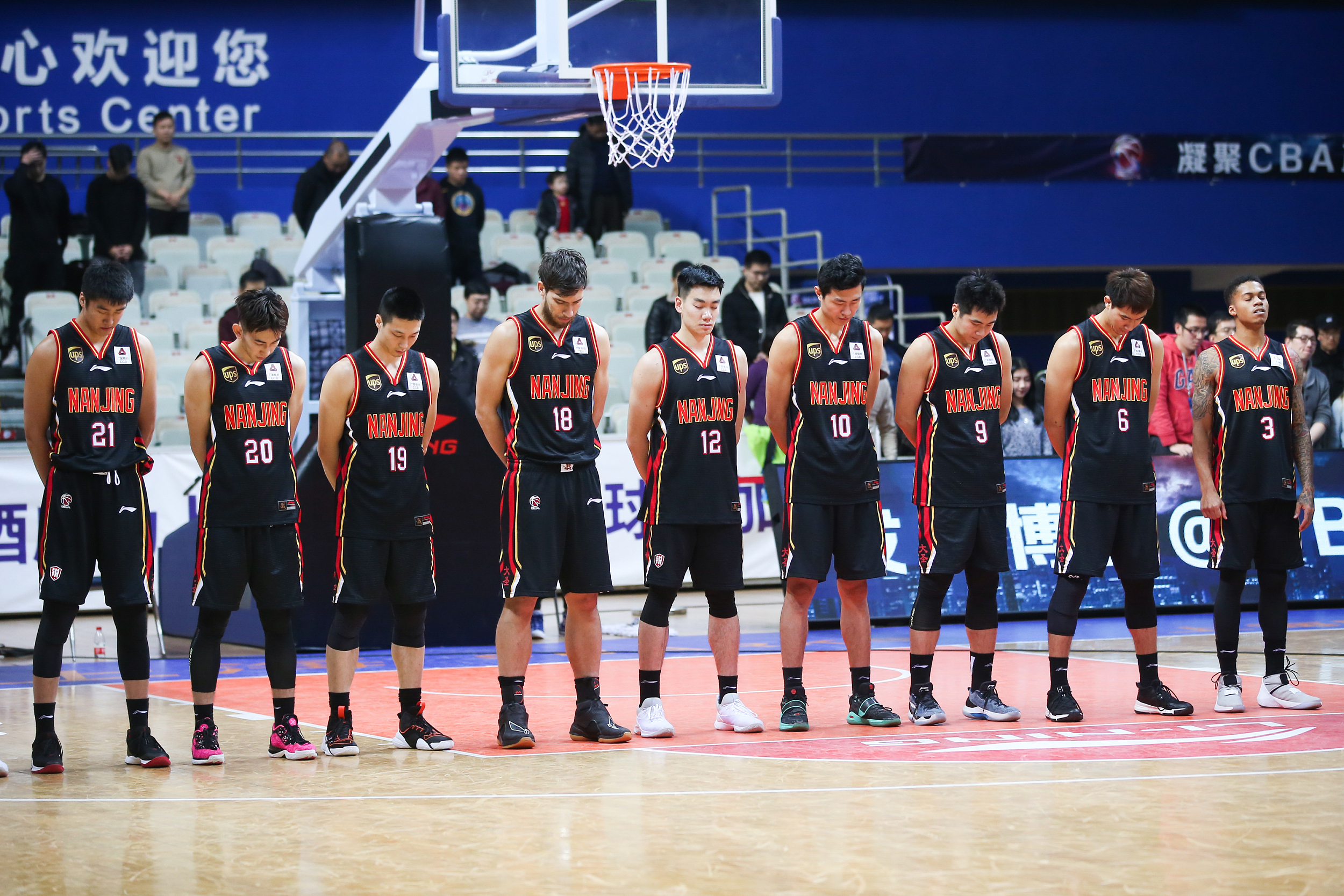 球迷现场开骂男篮是真的吗,球迷怒骂裁判遭驱逐大喊黑哨