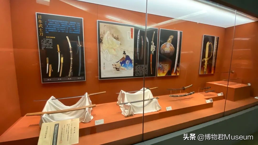 物开一刃为“刀”，两面*刃开**为“剑”，双刀相交为“剪”