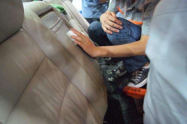 车里被踢得很多痕迹怎么去除,车门被踢脏了怎么擦