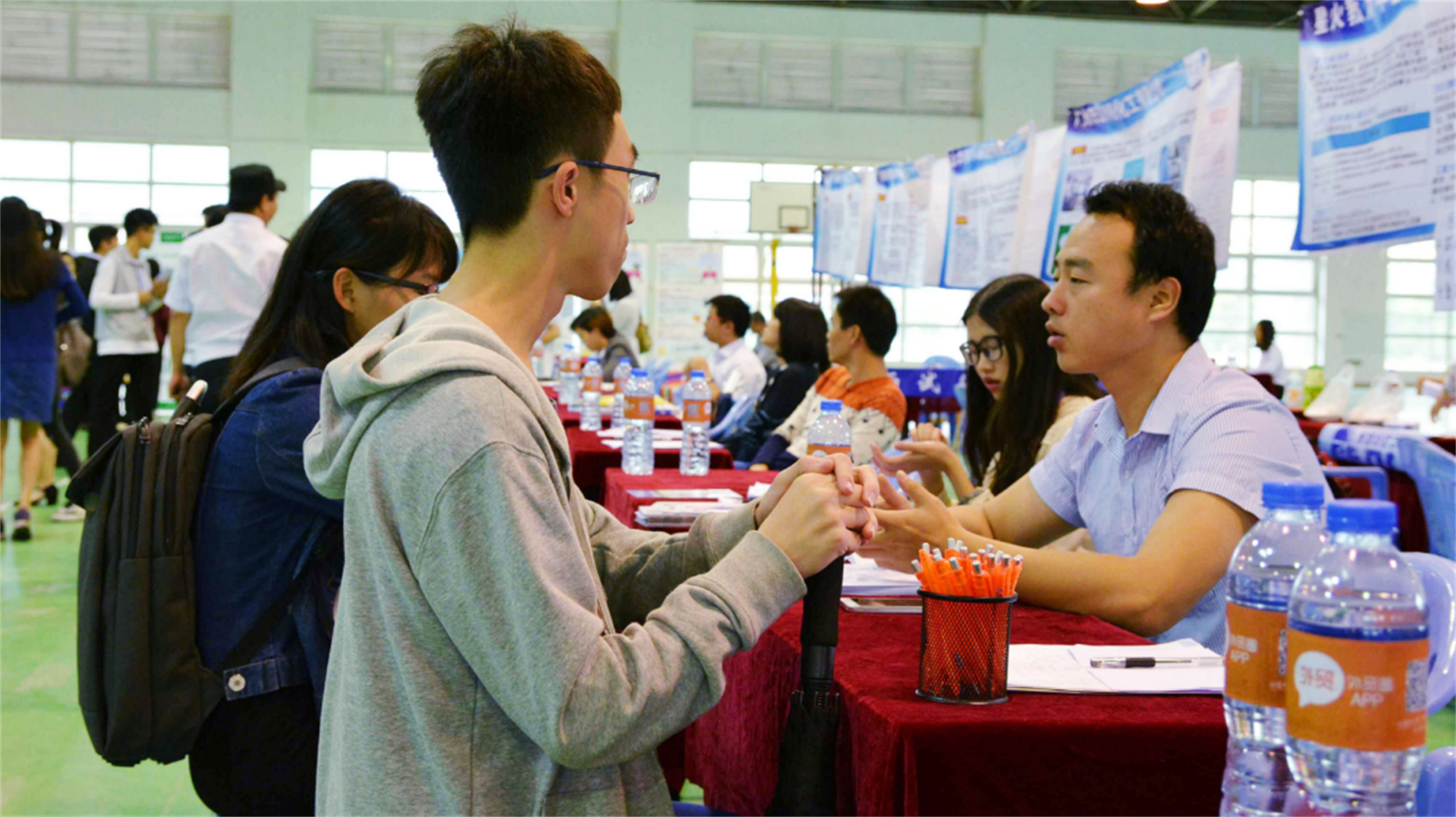 996热潮未退，715开始虎视眈眈，大学生为就业成“无情打工机”