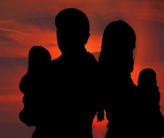 26岁孕妇被剖腹取婴离世,女子怀孕28周剖腹产出11个孩子