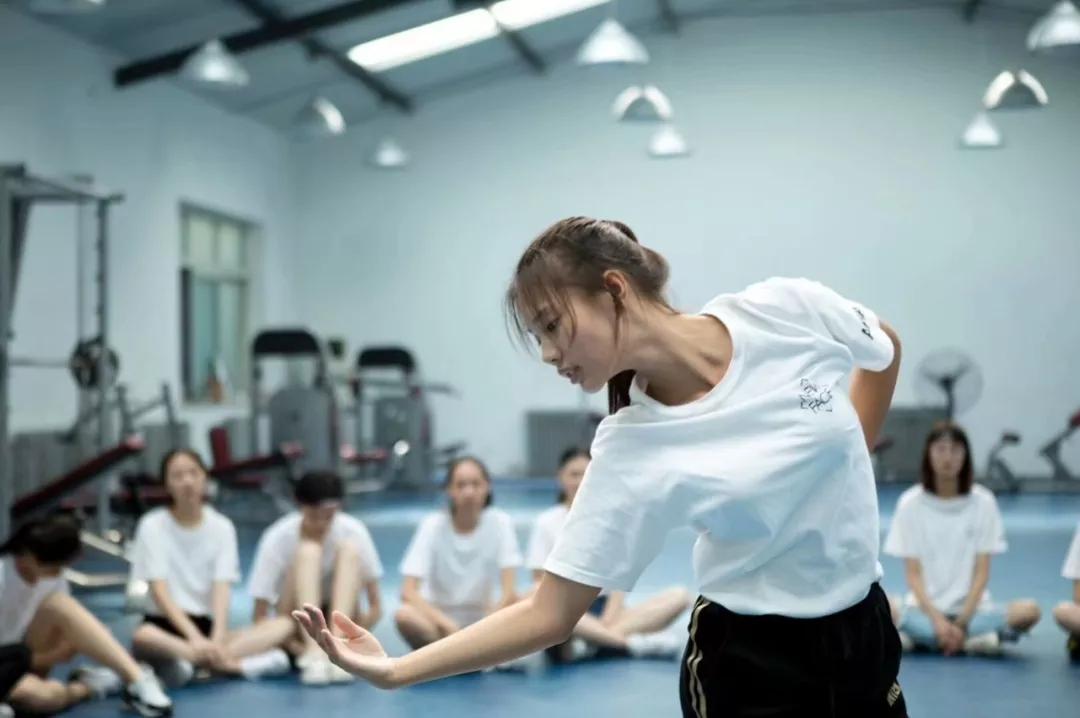 为Burberry拍摄广告，暴走四大时装周，冉冉升起的超模-华依澜