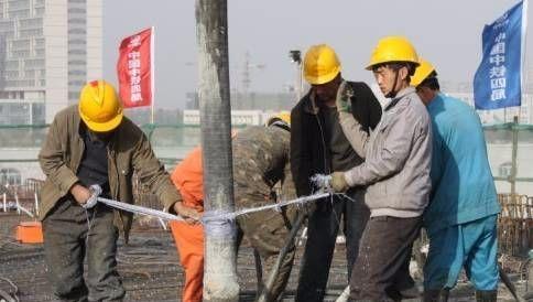 混凝土浇筑电动振动器怎么用,振动混凝土棒正确使用照片