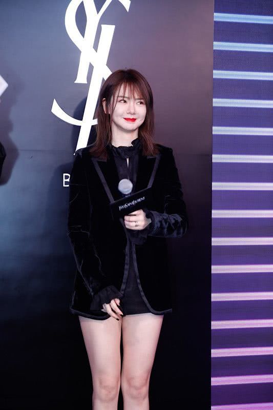 戚薇一身红衣,戚薇近期出席活动全身照