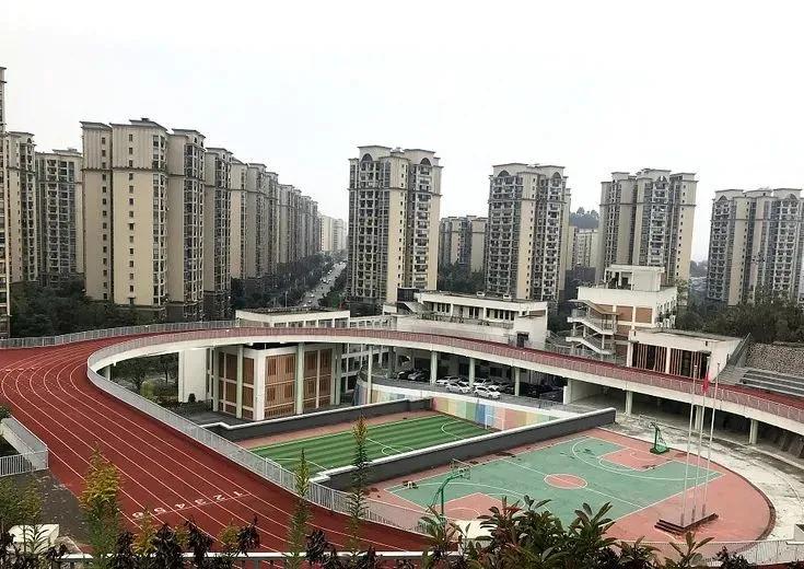重庆3d魔幻体育场,重庆一小学现魔幻体育场