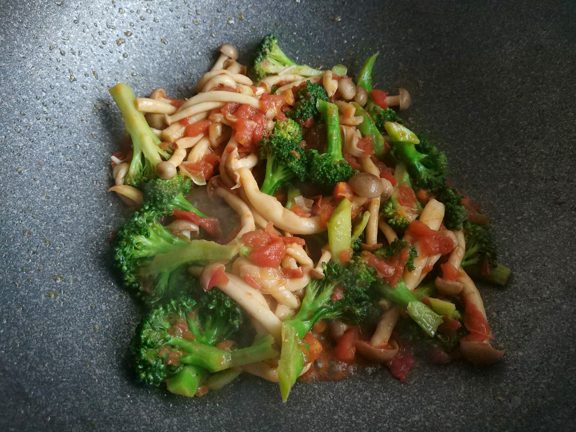 西红柿可以和什么炒菜,怎么炒西红柿炒鸡蛋颜色鲜艳