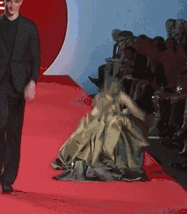 模特走路摔倒,模特走t台摔倒