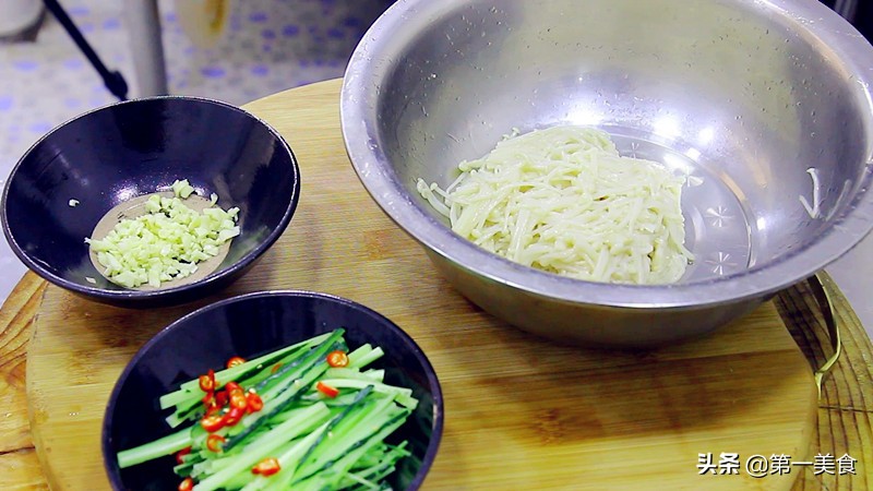 怎么做金针菇才又辣又红,金针菇怎么做才能让它鲜嫩