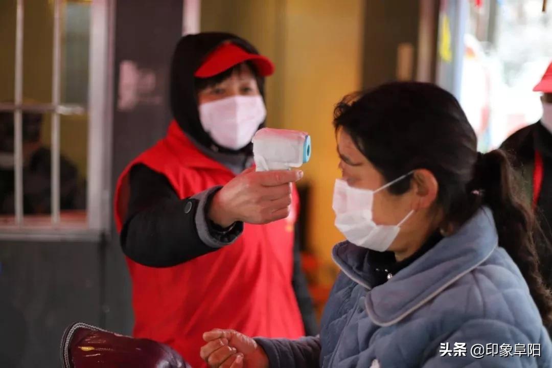 风雪中的坚守致敬一线防疫人,防疫人员路人拍摄