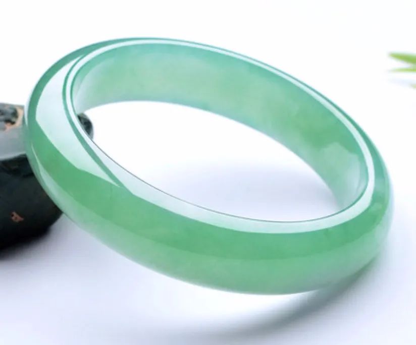 买翡翠原石怎么弄成成品,500块的翡翠网购