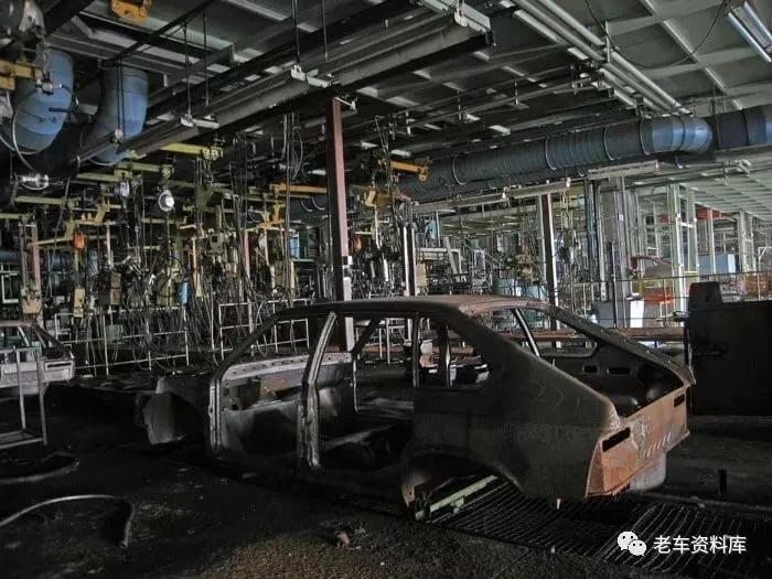 一辆几乎全新的樱桃红“东欧四大破”