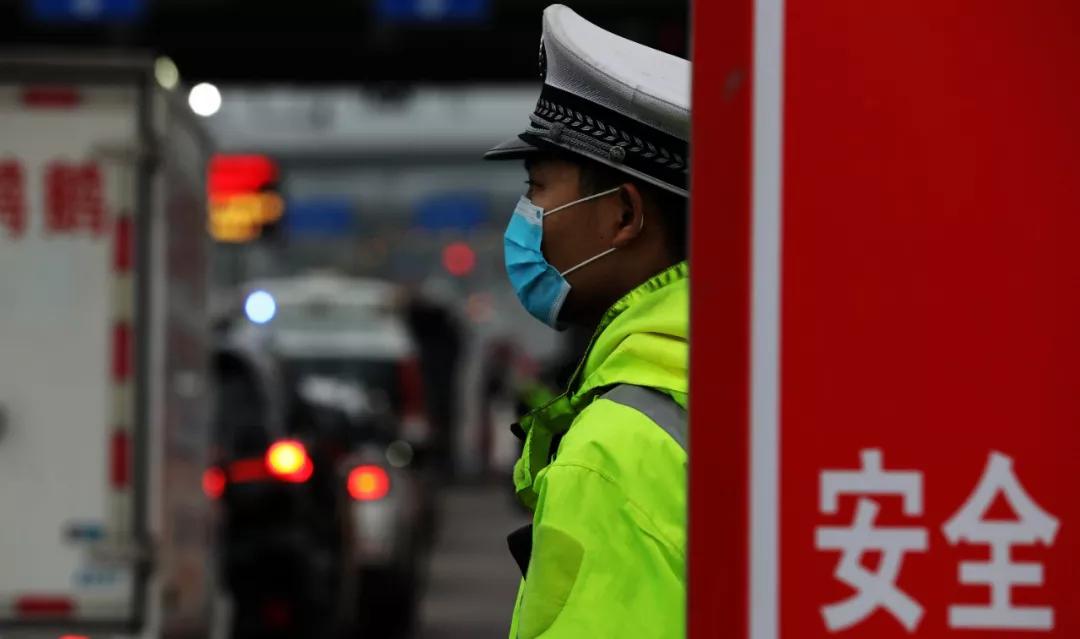 珠海俩夫妻宅家25天没敢出门，昨天突然赶往医院竟惊动警察！丈夫当场被吓坏！