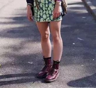 冬天的靴子是买小还是买大,冬季靴子如何买暖和