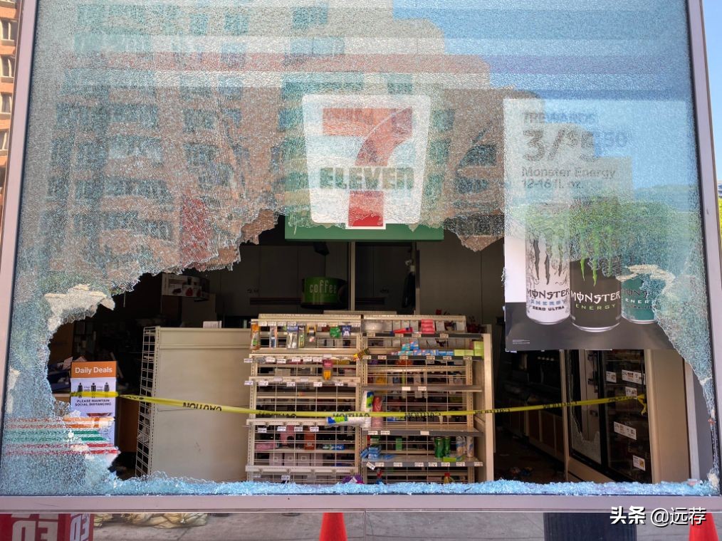 美国一家耐克店一分钟内被抢光！黑人妇女抱着抢来的鞋欢呼