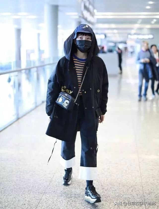 杨幂机场秀穿搭,机场走秀女明星