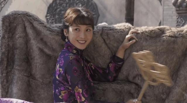 一个低胸性感女王,私底下想活得更严肃和朴素