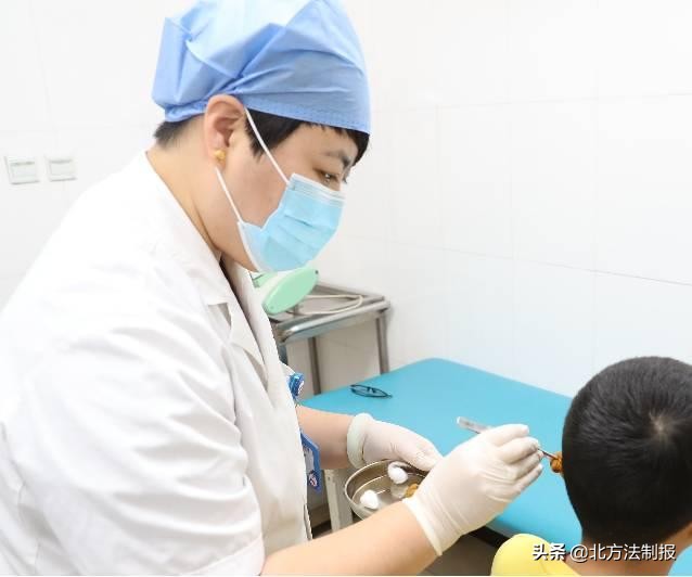 男童户外“光头”踢球致二度冻伤，这些事别不以为意