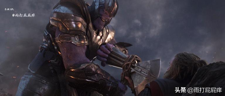 雷神拿暴风战斧和惊奇队长,惊奇队长和暴风战斧