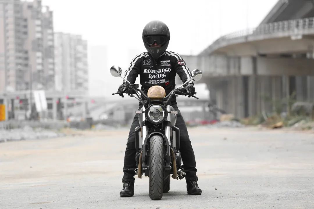 中量级双缸复古赛科龙re3试驾,宗申赛科龙re3双缸400复古摩托