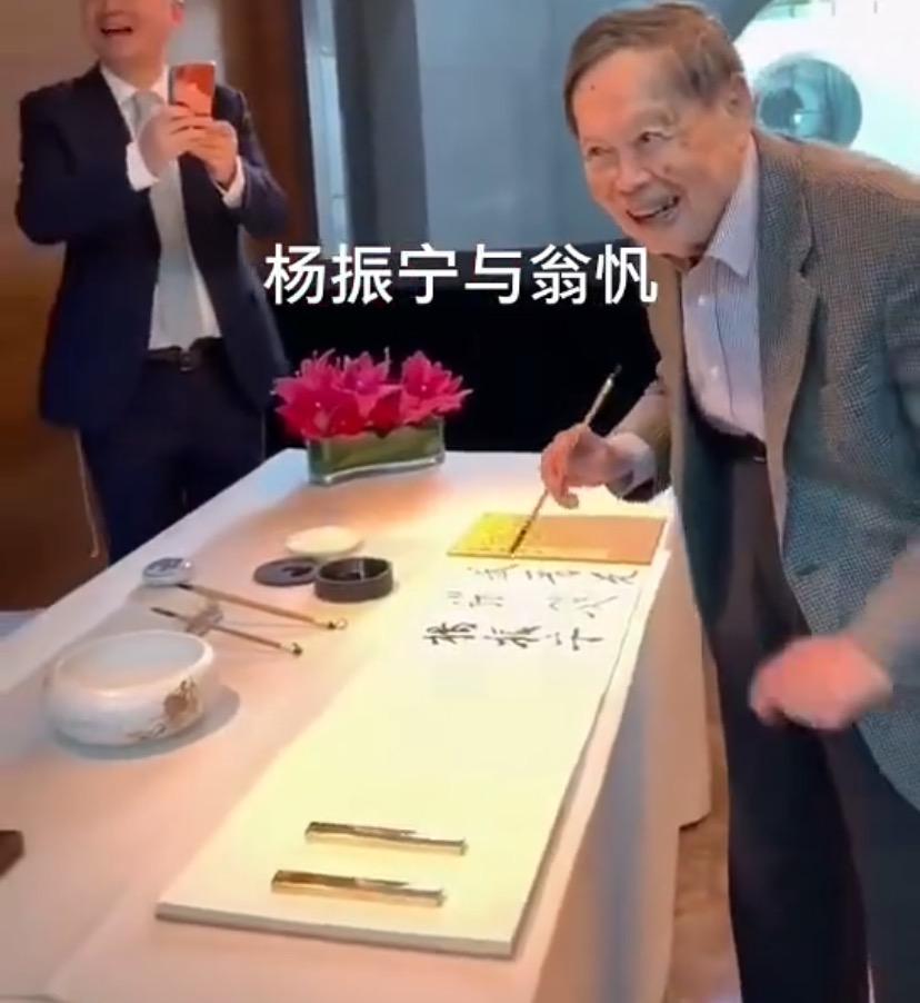 杨振宁与翁帆参加画展,和杨振宁结婚后翁帆的事业状况
