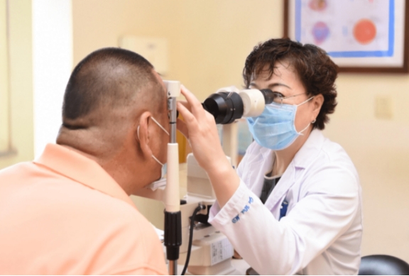 眼睛疼前面有黑点出现,眼睛前面有黑点在飞