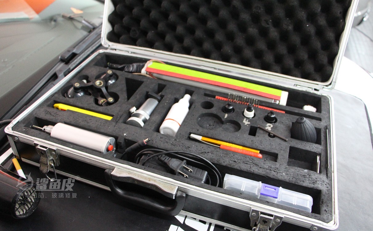 4s店挡风玻璃裂纹修复价格,汽车前挡风玻璃内层裂纹怎么修复