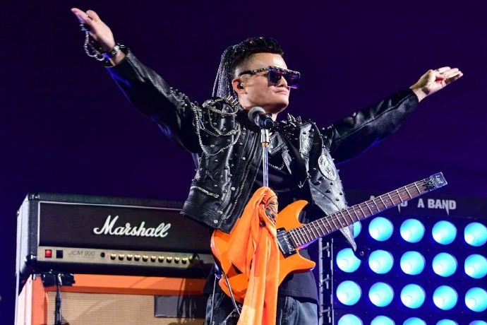 马云退休后平易近人的着装 (马云年轻时期穿搭)