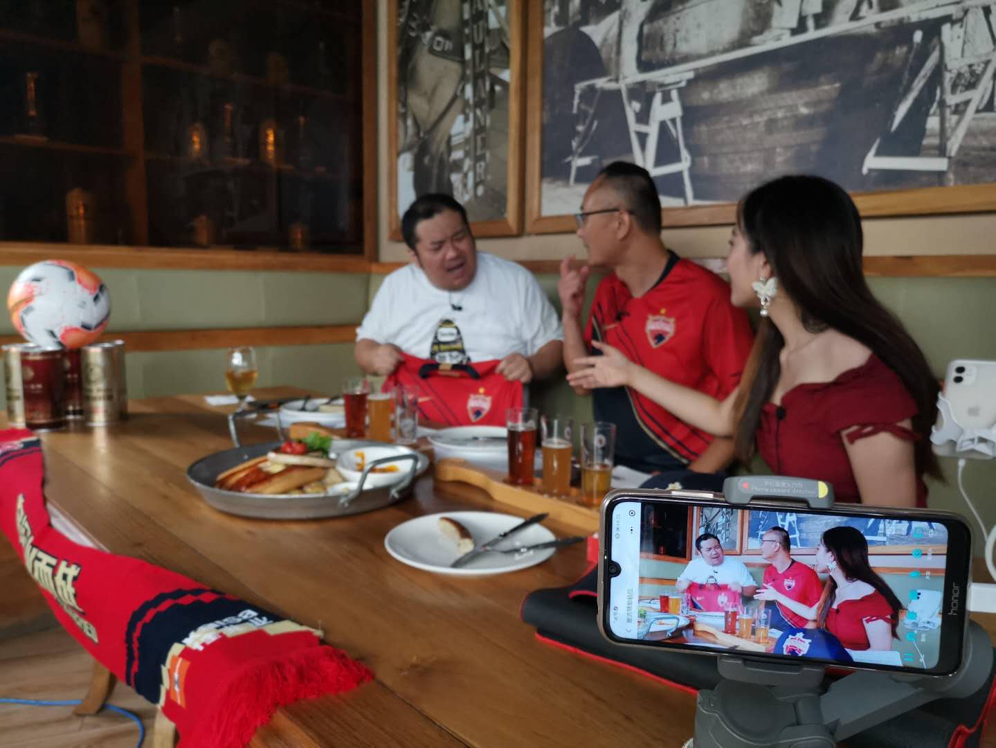 开赛在即球迷为球队加油助威,让更多的球迷走进现场为球队加油