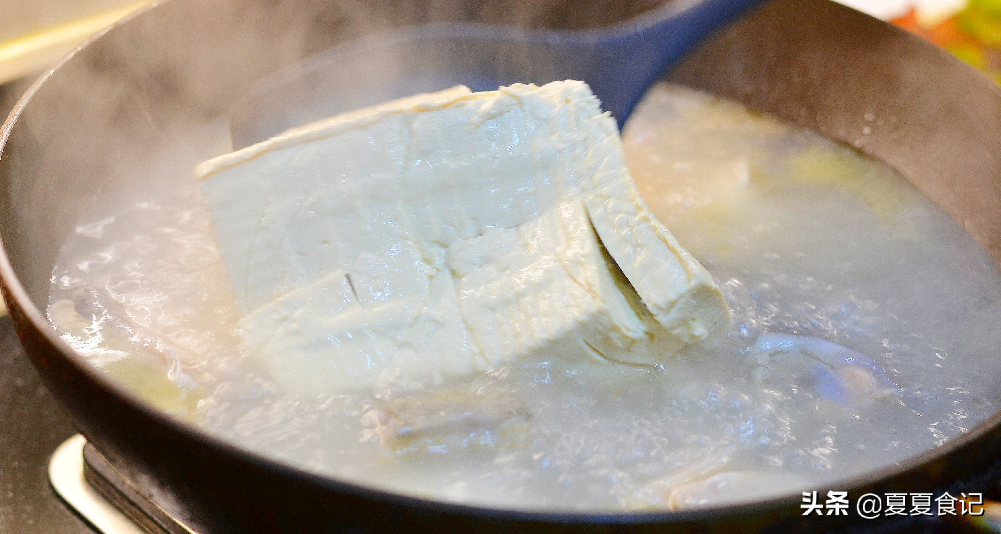 三文鱼头煮汤怎么做汤好喝,简易又美味的三文鱼头汤做法