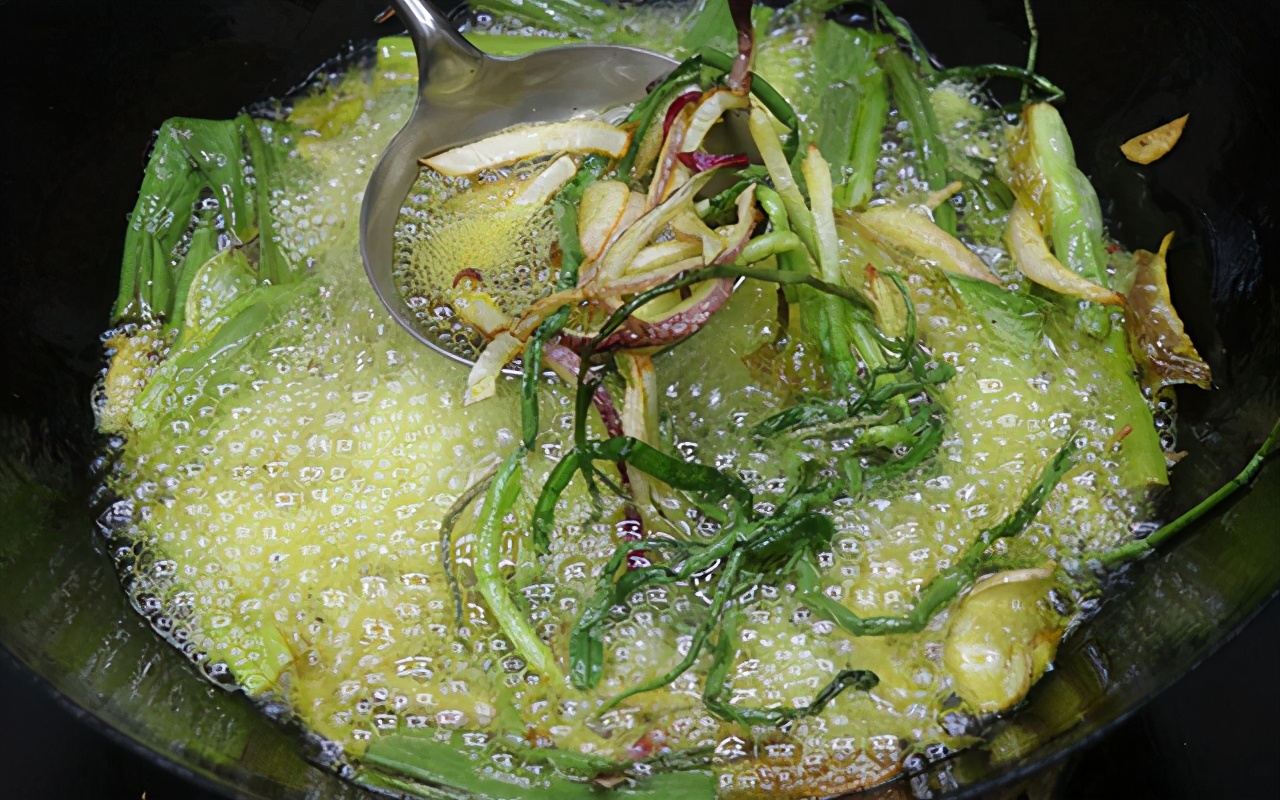 大厨教你秘制香辣红油,色泽红亮,味道醇厚,拌面蘸酱不可少