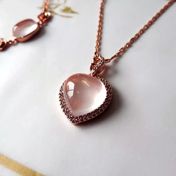 粉水晶和草莓晶可以一起戴不,金草莓晶和粉水晶哪个功效强