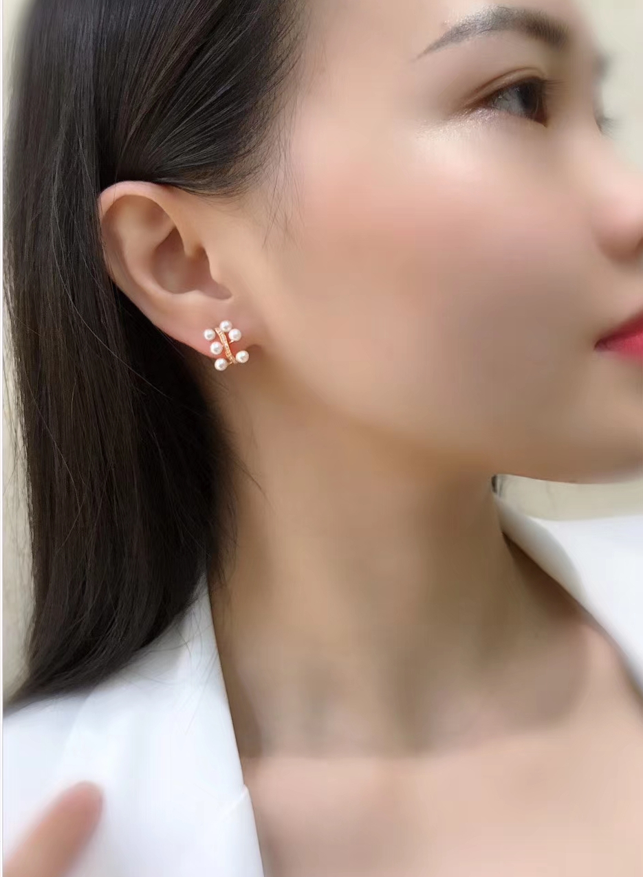 哪些好看不贵，适合情侣送礼物的首饰，2000以内的钻石、珍珠硬金