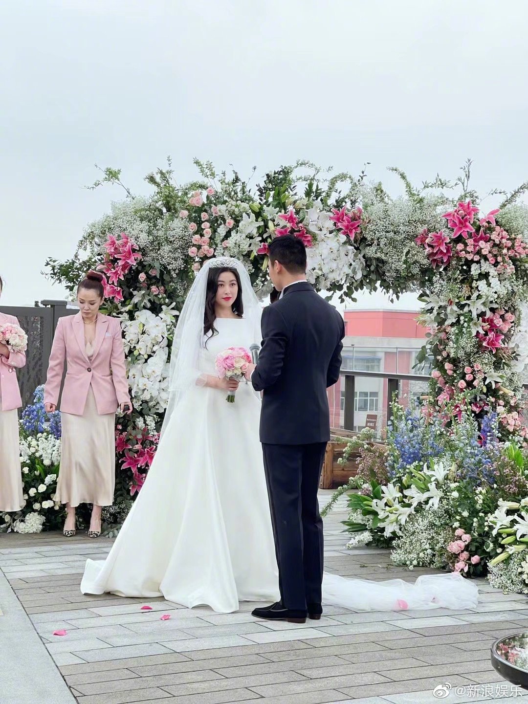 朱珠穿婚纱美出新高,朱珠年轻时样子