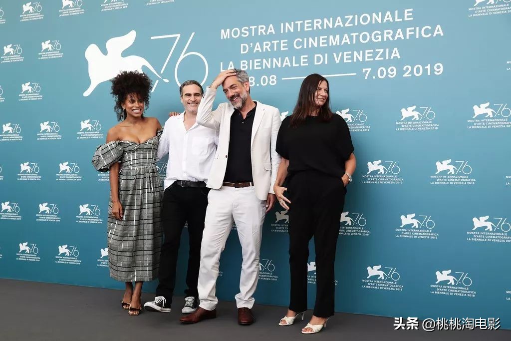 组图：爱穿匡威的男孩“小丑”华金·菲尼克斯《名利场》写真