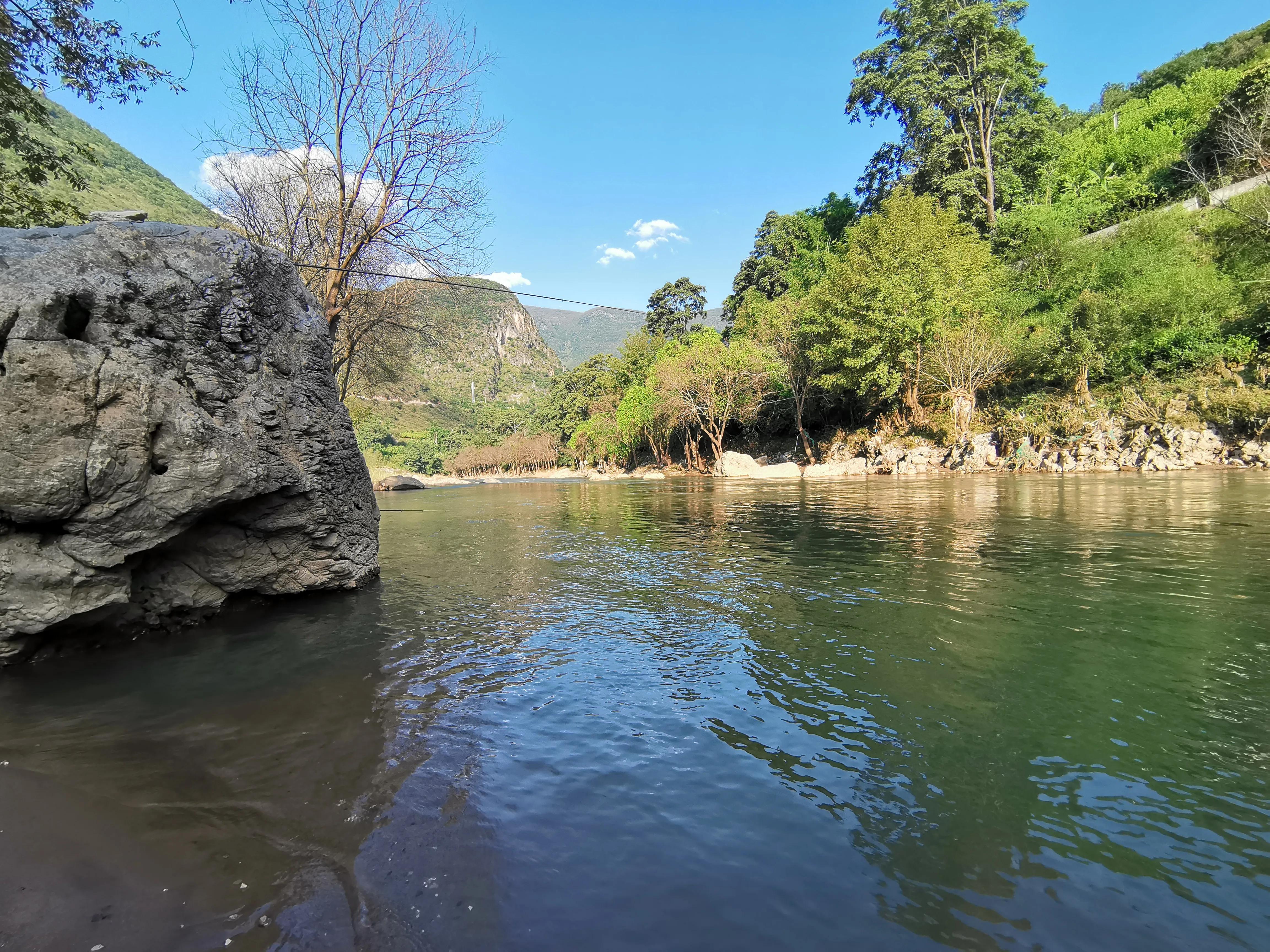野河休闲钓，手杆绷尖钓法，岸边捡别人的麦子挂钩，最后鲫鱼连杆