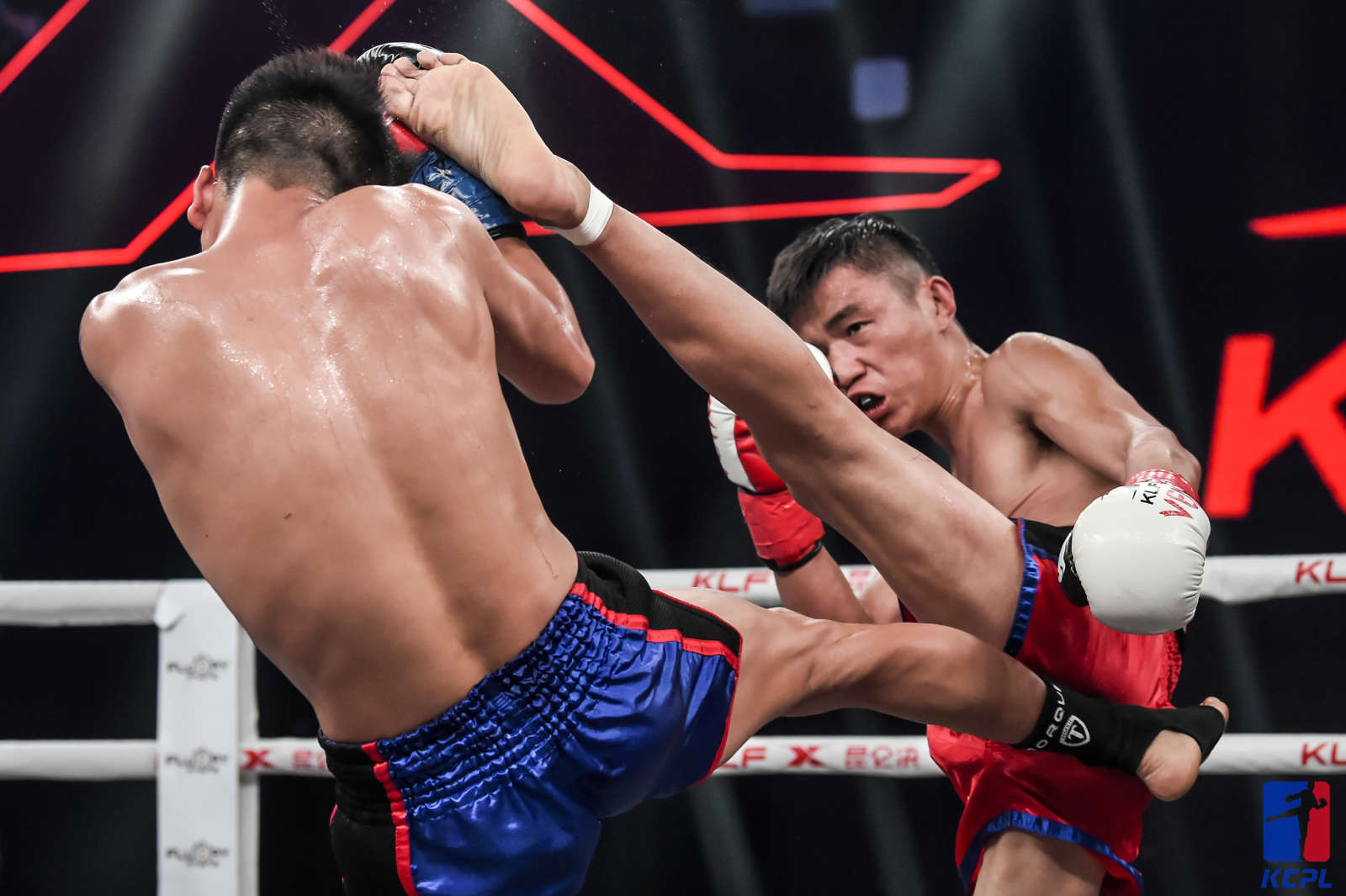 昆山足球13连胜,昆山4-0大胜巴萨