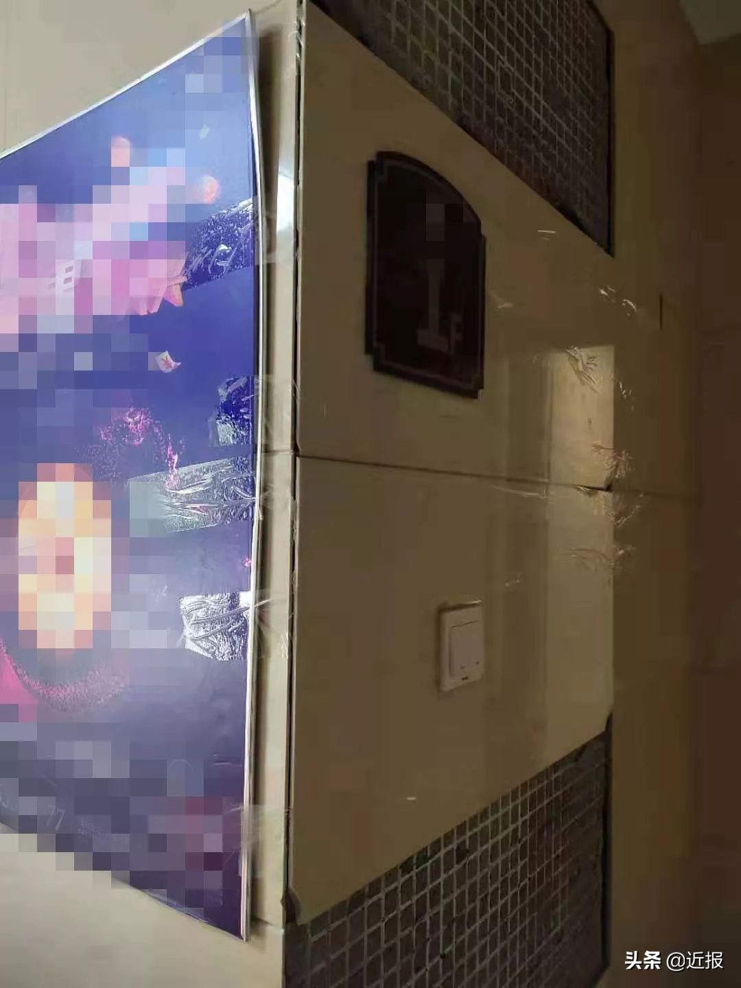 济南一小区，墙砖开裂用胶带粘？闸机坏了换塑料管！？业主：物业太有才了……