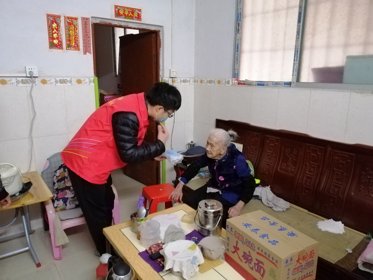 白云|年事已高,疫情期间不便出门?别担心,“红马甲”为你服务
