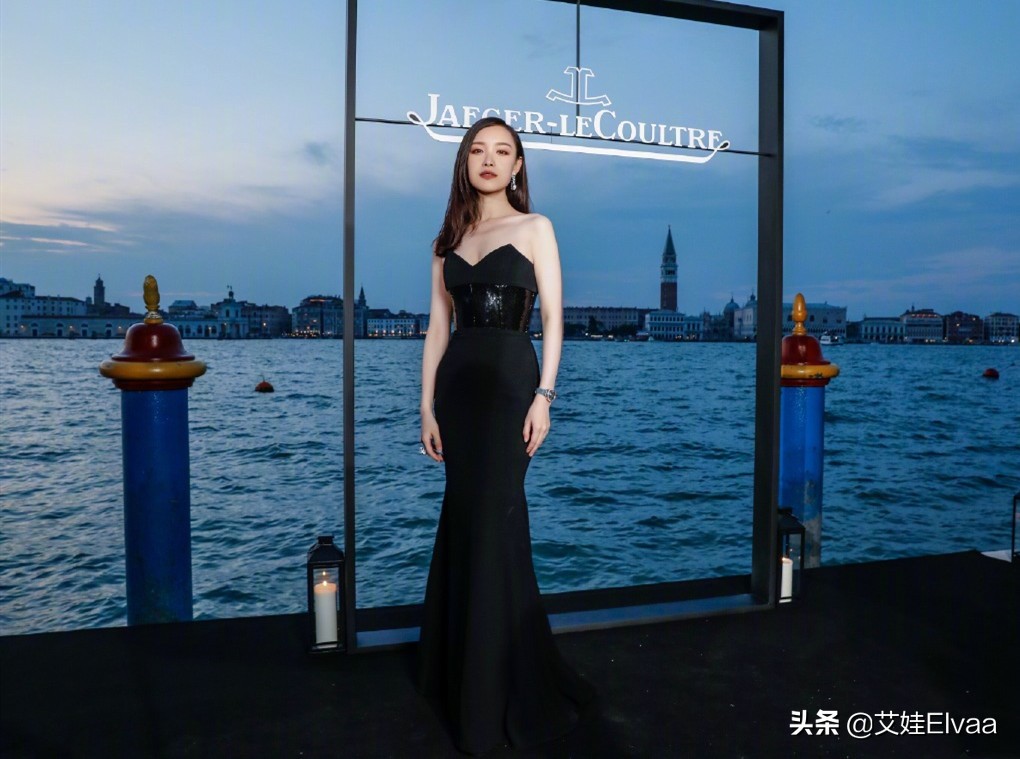 倪妮出发洛杉矶终于奢侈回，穿18999衣配7900鞋，罕见红唇太抢眼