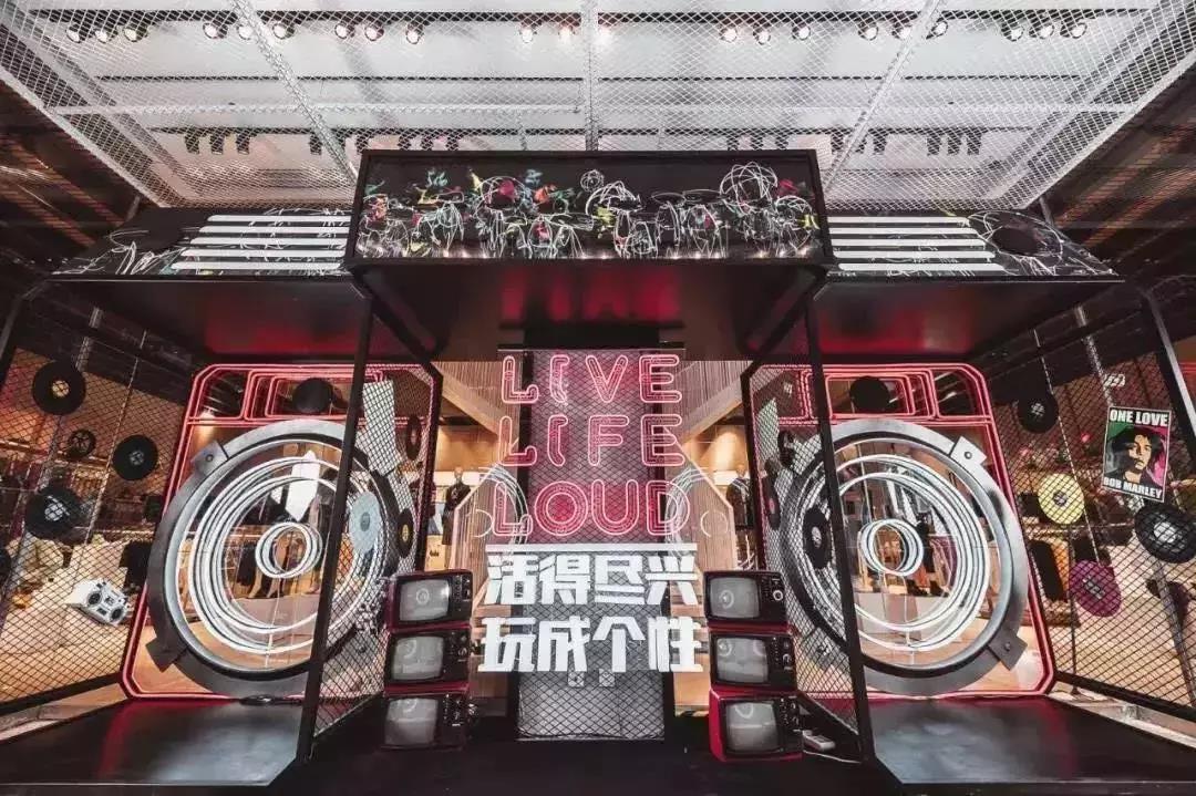 媒体+零售线上线下一体的Yoho集合店，年轻潮人们的集合地！