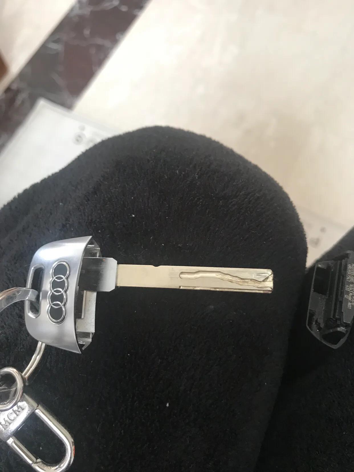 新款AudiA4车钥匙没电车怎么启动