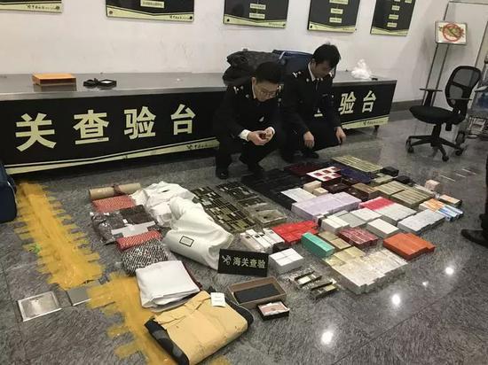 女子过海关被查行李箱全是GUCCI等大牌价值超15万