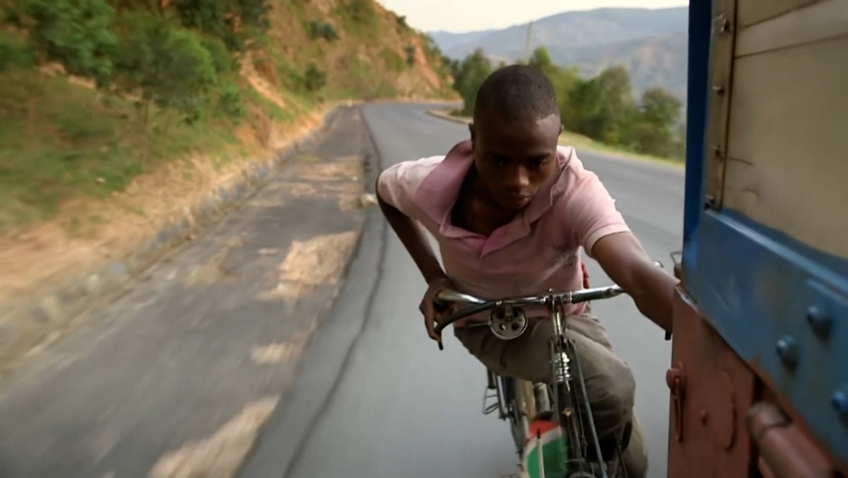 非洲布隆迪的赚钱天才,骑着自行车运香蕉扒车门,满身绝活无人敌