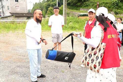 农村小伙回家创业种葡萄,农村小伙回家创业种甘蔗