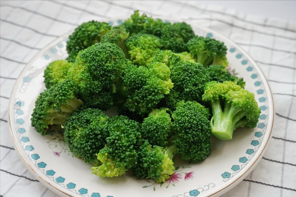 炒西兰花要焯水还是直接炒,炒西兰花焯水或直接下锅炒就错了