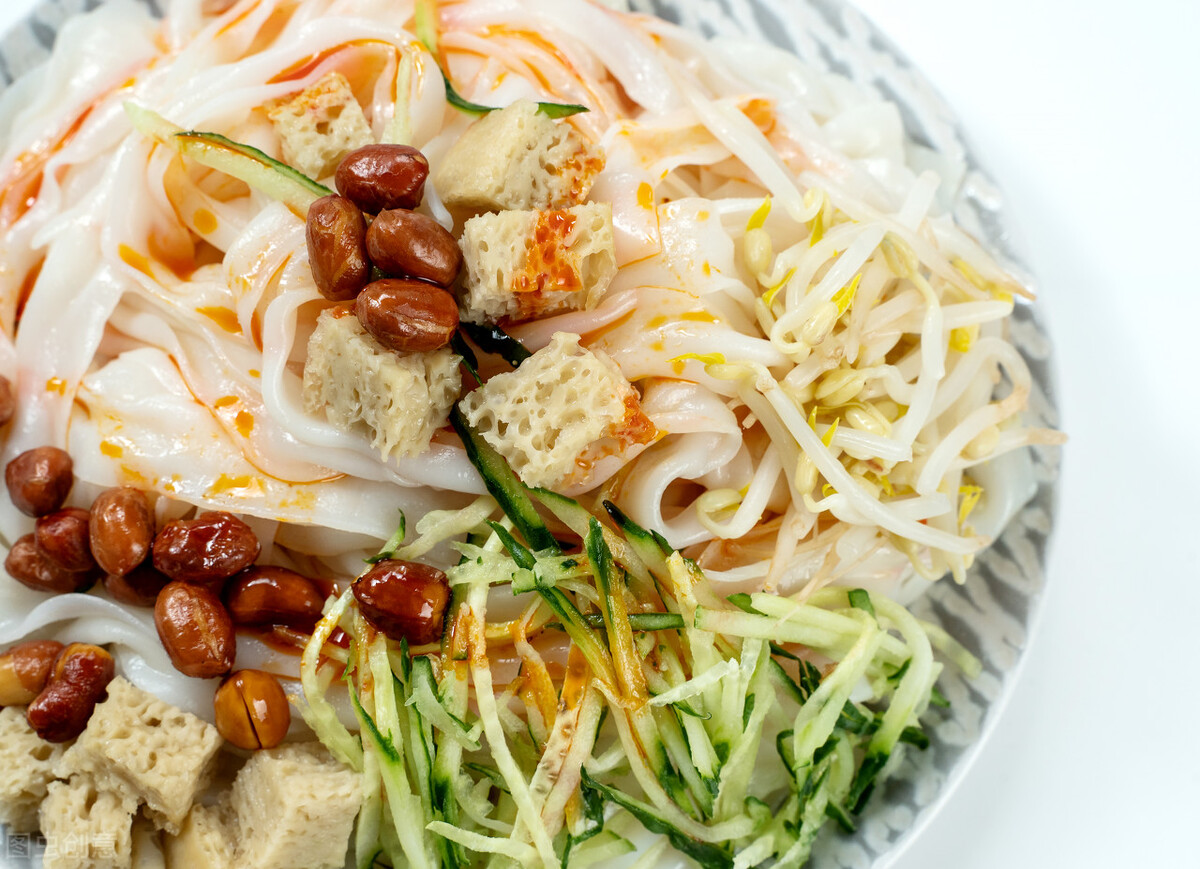 陕西大妈卖凉粉,凉皮大妈创业视频