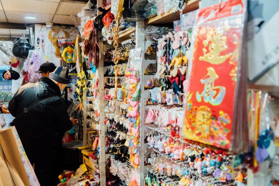 活着的两元店,2块钱能买啥?