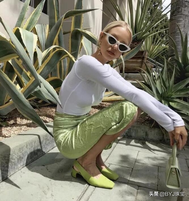 白色跟牛油果绿哪个颜色比较百搭,牛油果绿上身好看吗