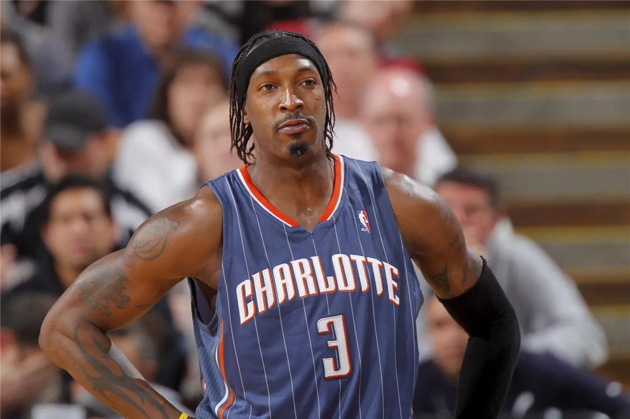 猫王华莱士拜纳姆,杰拉德华莱士被肘击视频