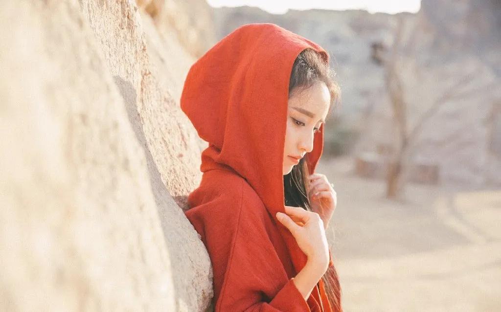 模特拍照姿势怎么调,模特拍视频如何保持松弛感